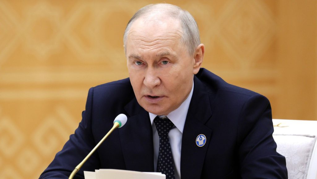 Vladímir Putin sentado ante un micrófono durante una reunión oficial en Rusia.