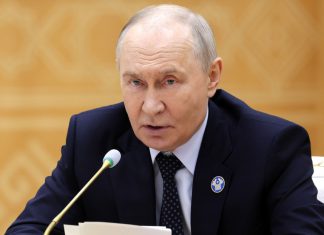 Rusia: Europa padece de esquizofrenia política Vladímir Putin sentado ante un micrófono durante una reunión oficial en Rusia.