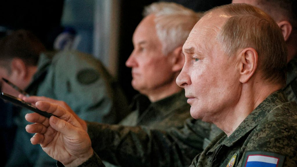 Vladímir Putin durante una visita a una base militar rusa en el contexto de las operaciones en Ucrania.