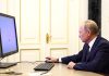 Vladimír Putin llama a reforzar la defensa digital de Rusia ante las ciberamenazas Vladímir Putin utiliza una computadora en su oficina del Kremlin durante una votación electrónica.