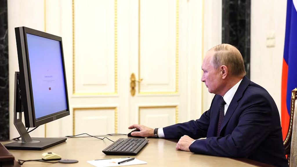 Vladímir Putin utiliza una computadora en su oficina del Kremlin durante una votación electrónica.