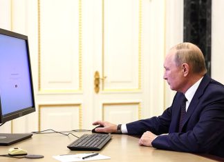 Vladimír Putin llama a reforzar la defensa digital de Rusia ante las ciberamenazas Vladímir Putin utiliza una computadora en su oficina del Kremlin durante una votación electrónica.