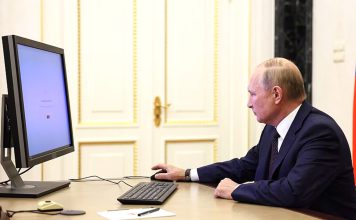Vladimír Putin llama a reforzar la defensa digital de Rusia ante las ciberamenazas Vladímir Putin utiliza una computadora en su oficina del Kremlin durante una votación electrónica.