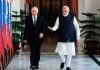 India y Rusia fortalecerán su cooperación económica y comercial Presidente de Rusia, Vladímir Putin, y el primer ministro de la India, Narendra Modi, caminando juntos durante la 23.ª cumbre bilateral anual celebrada en Nueva Delhi, India