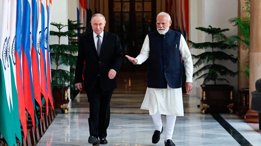 Presidente de Rusia, Vladímir Putin, y el primer ministro de la India, Narendra Modi, caminando juntos durante la 23.ª cumbre bilateral anual celebrada en Nueva Delhi, India