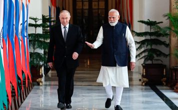 India y Rusia fortalecerán su cooperación económica y comercial Presidente de Rusia, Vladímir Putin, y el primer ministro de la India, Narendra Modi, caminando juntos durante la 23.ª cumbre bilateral anual celebrada en Nueva Delhi, India