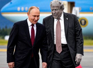 Kremlin plantea posible cumbre entre Putin, Trump y Xi en China Vladímir Putin y Donald Trump caminan juntos durante un encuentro diplomático, en medio de las expectativas sobre la próxima cumbre de APEC en China.