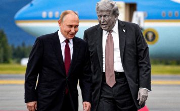 Kremlin plantea posible cumbre entre Putin, Trump y Xi en China Vladímir Putin y Donald Trump caminan juntos durante un encuentro diplomático, en medio de las expectativas sobre la próxima cumbre de APEC en China.