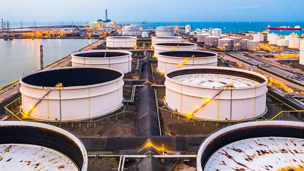 Tanques de almacenamiento de petróleo en una terminal portuaria.