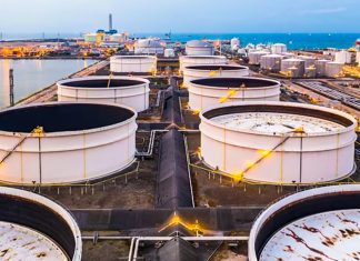 Occidente agota sus reservas de petróleo y teme precios de hasta US$200 Tanques de almacenamiento de petróleo en una terminal portuaria.