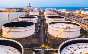 Occidente agota sus reservas de petróleo y teme precios de hasta US$200 Tanques de almacenamiento de petróleo en una terminal portuaria.