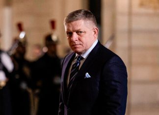 Eslovaquia rechaza financiar a Ucrania y cuestiona préstamos millonarios de la UE Robert Fico, primer ministro de Eslovaquia, durante un acto oficial.
