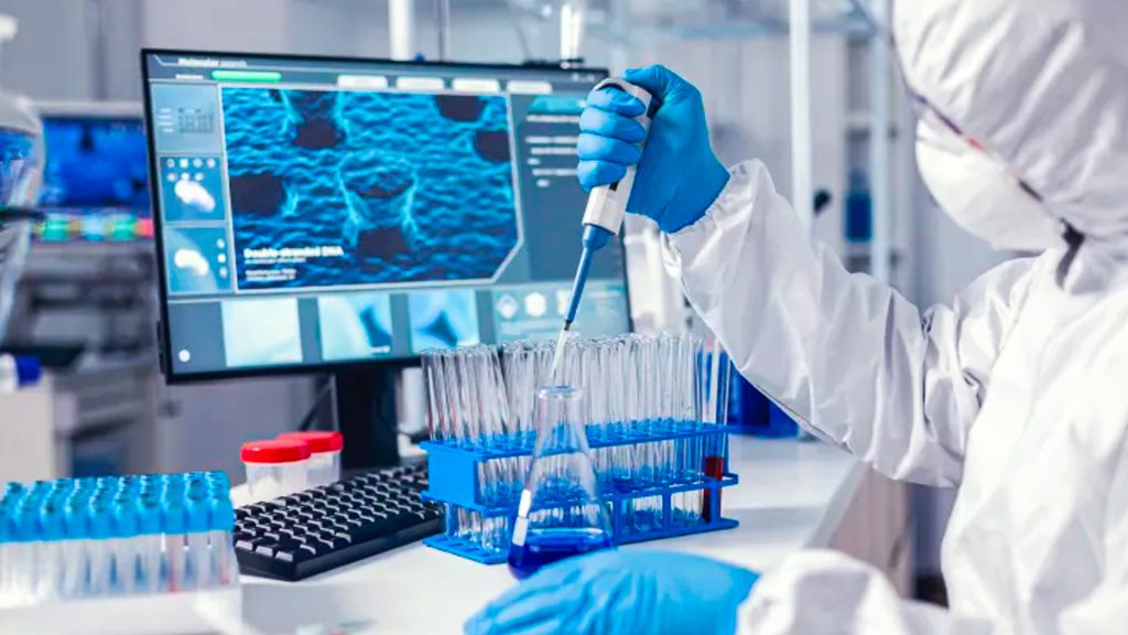 Científico utiliza una micropipeta en un laboratorio de alta tecnología.