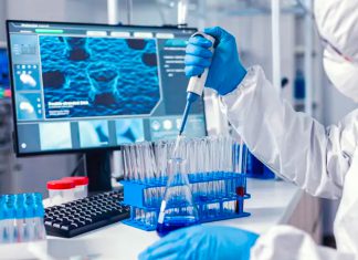 Rusia rechaza reportes falsos de supuesto brote de peste Científico utiliza una micropipeta en un laboratorio de alta tecnología.