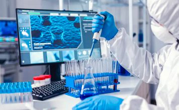 Rusia rechaza reportes falsos de supuesto brote de peste Científico utiliza una micropipeta en un laboratorio de alta tecnología.