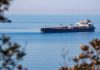 Rusia envía primer cargamento de diésel a Estados Unidos Buque cisterna de combustible navegando frente a la costa rusa.