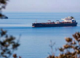 Rusia envía primer cargamento de diésel a Estados Unidos Buque cisterna de combustible navegando frente a la costa rusa.