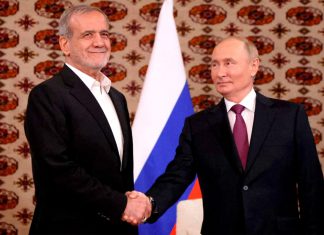 Rusia reafirma que jamás sacrificará su alianza con Irán El presidente ruso, Vladimir Putin, estrecha la mano del presidente iraní, Masoud Pezeshkian, durante su reunión en octubre de 2024, en Ashgabat, Turkmenistán.