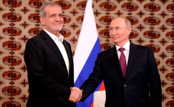 Rusia reafirma que jamás sacrificará su alianza con Irán El presidente ruso, Vladimir Putin, estrecha la mano del presidente iraní, Masoud Pezeshkian, durante su reunión en octubre de 2024, en Ashgabat, Turkmenistán.