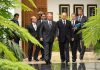 Rusia rechaza orden de arresto de Estados Unidos contra el comandante Raúl Castro Vladímir Putin camina junto a funcionarios durante un encuentro oficial en Rusia.