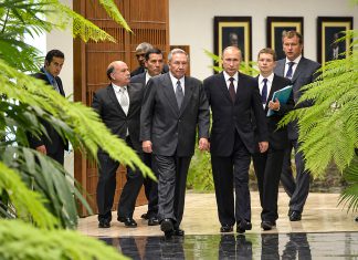 Rusia rechaza orden de arresto de Estados Unidos contra el comandante Raúl Castro Vladímir Putin camina junto a funcionarios durante un encuentro oficial en Rusia.