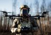 Rusia impulsa la IA en drones de combate con nueva plataforma de entrenamiento Militar operando un dron de uso tecnológico en un entorno de pruebas.