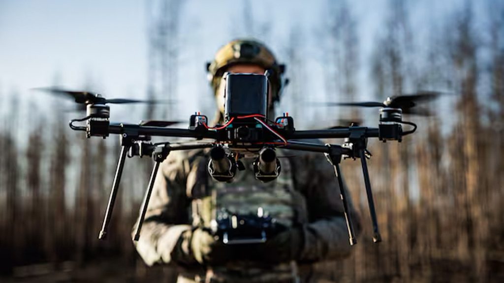 Militar operando un dron de uso tecnológico en un entorno de pruebas.
