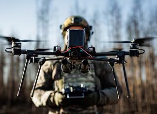 Rusia impulsa la IA en drones de combate con nueva plataforma de entrenamiento Militar operando un dron de uso tecnológico en un entorno de pruebas.