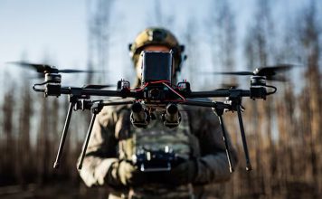 Rusia impulsa la IA en drones de combate con nueva plataforma de entrenamiento Militar operando un dron de uso tecnológico en un entorno de pruebas.