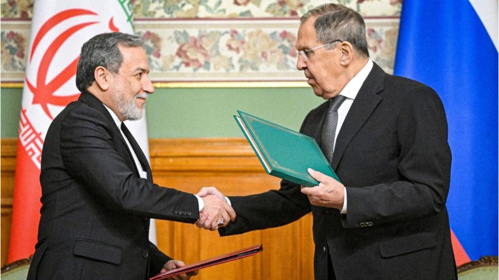 Abbas Araghchi y Serguéi Lavrov estrechan sus manos durante una reunión diplomática entre Irán y Rusia.