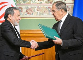 Rusia ofrece apoyo diplomático para resolver conflicto entre Irán y Estados Unidos Abbas Araghchi y Serguéi Lavrov estrechan sus manos durante una reunión diplomática entre Irán y Rusia.