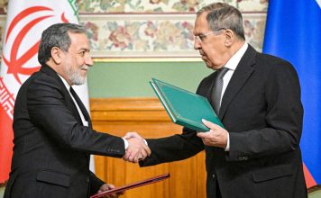 Rusia ofrece apoyo diplomático para resolver conflicto entre Irán y Estados Unidos Abbas Araghchi y Serguéi Lavrov estrechan sus manos durante una reunión diplomática entre Irán y Rusia.