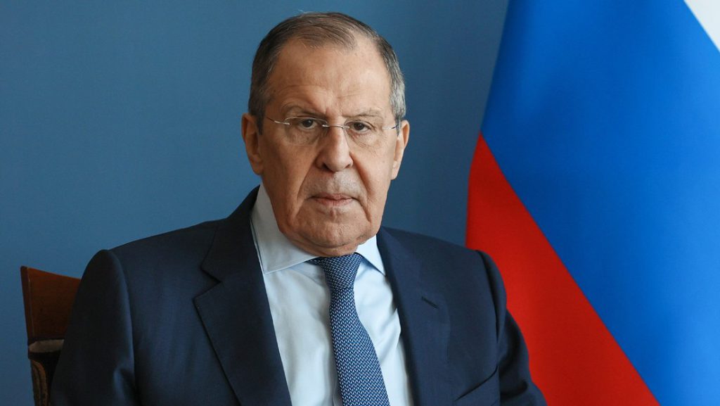 Serguéi Lavrov, canciller de Rusia, durante una sesión oficial con la bandera rusa al fondo.