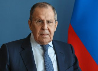 Serguéi Lavrov critica a los líderes europeos por Nord Stream y los llama idiotas Serguéi Lavrov, canciller de Rusia, durante una sesión oficial con la bandera rusa al fondo.