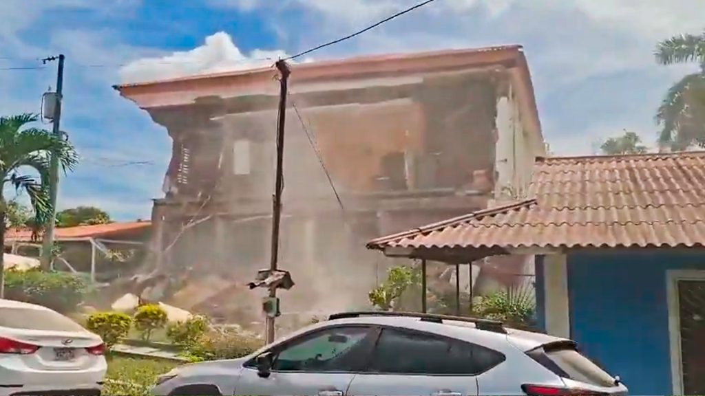 Vivienda con daños estructurales y escombros tras un sismo en Panamá.