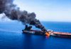 Irán ataca un tercer superpetrolero infractor en Ormuz Buque petrolero incendiado en el mar con una columna de humo negro sobre el estrecho de Ormuz.