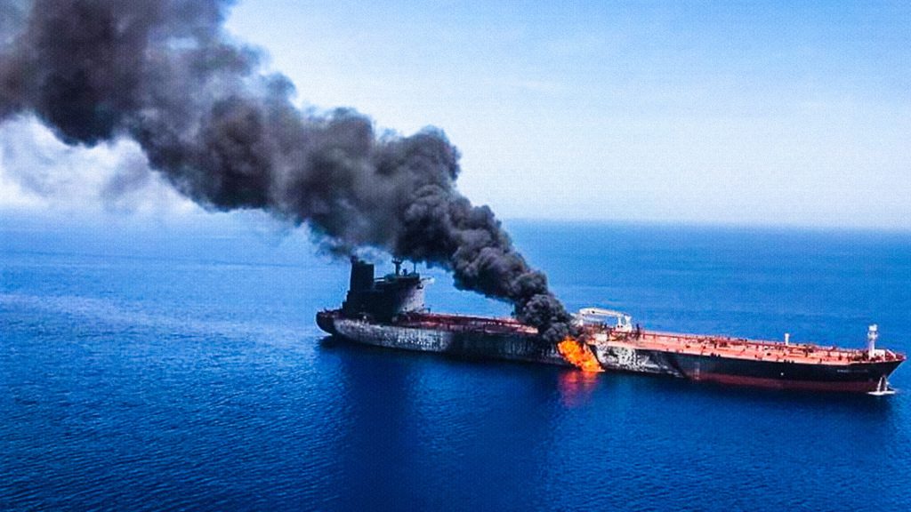 Buque petrolero incendiado en el mar con una columna de humo negro sobre el estrecho de Ormuz.