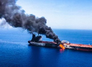 Irán ataca un tercer superpetrolero infractor en Ormuz Buque petrolero incendiado en el mar con una columna de humo negro sobre el estrecho de Ormuz.