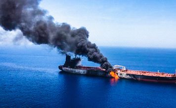 Irán ataca un tercer superpetrolero infractor en Ormuz Buque petrolero incendiado en el mar con una columna de humo negro sobre el estrecho de Ormuz.
