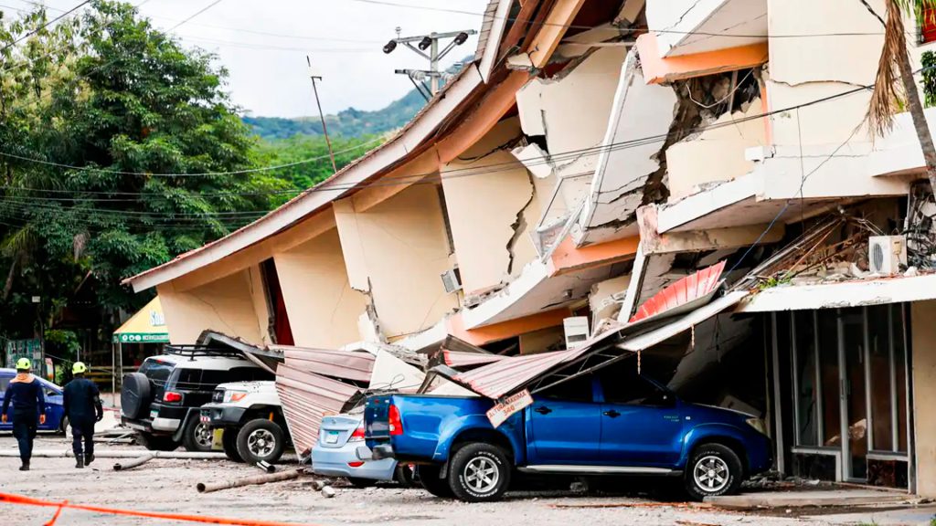 Edificio derrumbado sobre varios vehículos tras el terremoto en Penonomé, Panamá.
