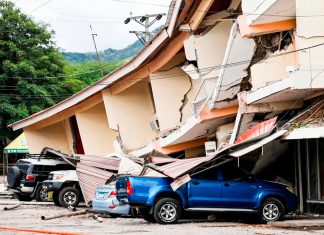 Panamá contabiliza 6.174 afectados por potente terremoto Edificio derrumbado sobre varios vehículos tras el terremoto en Penonomé, Panamá.