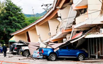Panamá contabiliza 6.174 afectados por potente terremoto Edificio derrumbado sobre varios vehículos tras el terremoto en Penonomé, Panamá.