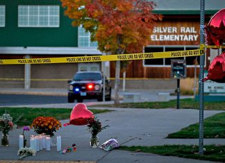 Tiroteo en EEUU acaba con la vida de 3 niños y una maestra Homenaje con velas, flores y globos frente a la escuela primaria Silver Rail tras un tiroteo en Bend, Oregón.