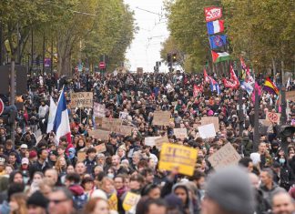 Francia: trabajadores se suman a protestas contra Macron