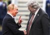 Donald Trump pierde su guerra arancelaria contra Rusia Donald Trump y Vladímir Putin se saludan durante una reunión diplomática en Anchorage, Alaska.