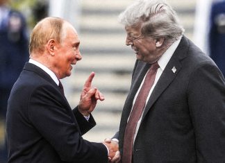 Donald Trump pierde su guerra arancelaria contra Rusia Donald Trump y Vladímir Putin se saludan durante una reunión diplomática en Anchorage, Alaska.