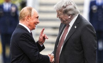 Donald Trump pierde su guerra arancelaria contra Rusia Donald Trump y Vladímir Putin se saludan durante una reunión diplomática en Anchorage, Alaska.
