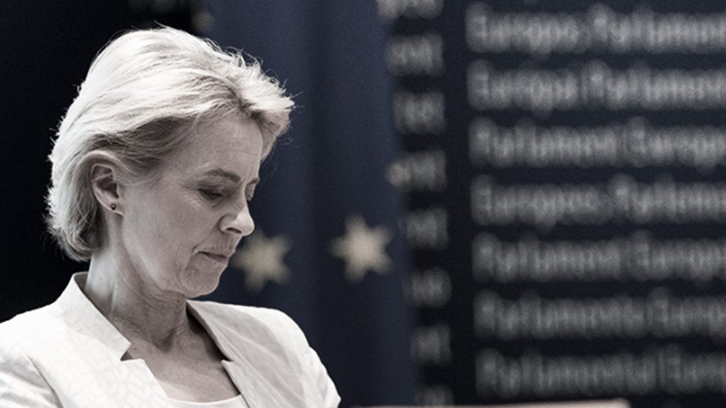 Ursula von der Leyen durante una sesión parlamentaria, en el contexto de las compras de energía rusa por la Unión Europea.
