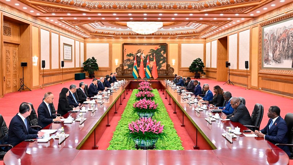 Xi Jinping y representantes de Togo y China durante una reunión oficial en Beijing.