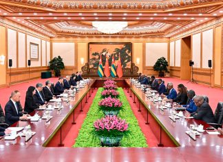China propone cuatro principios para la paz en África Xi Jinping y representantes de Togo y China durante una reunión oficial en Beijing.